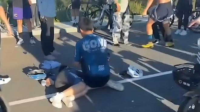 三亿体育男孩骑行摔车后遭机动车碾轧致死衣服背后“字母”藏玄机！(图1)