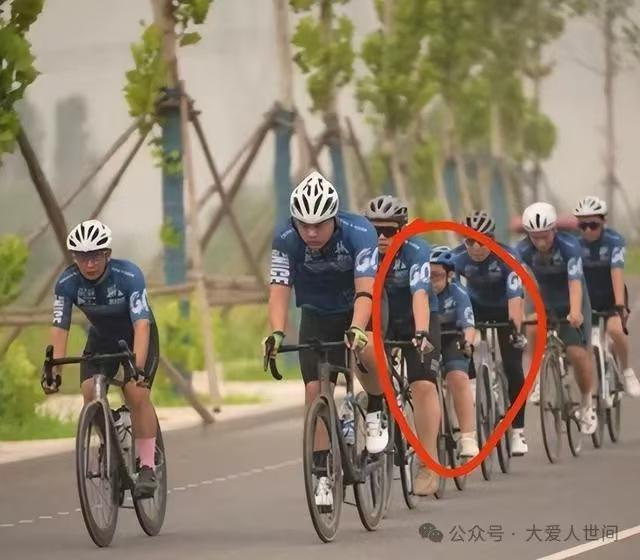 三亿体育男孩骑行摔车后遭机动车碾轧致死衣服背后“字母”藏玄机！(图4)