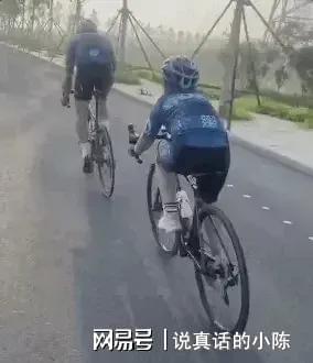 三亿体育·(中国)官方网站骑行男孩自行车10000块钱？网友：是一般家庭会买的自(图1)