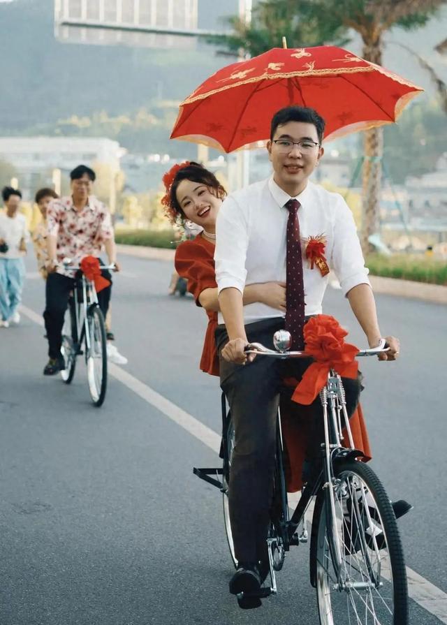 三亿体育浙江一对新人骑共享单车结婚再现90年代浪漫情怀(图1)
