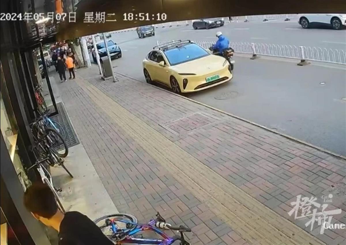三亿体育·(中国)官方网站极目锐评价值13万元的自行车被碰倒“崔克”们上街不能让(图1)